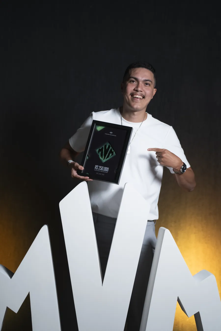 Membro do MVM apontando para a placa de faturamento que acabou de receber